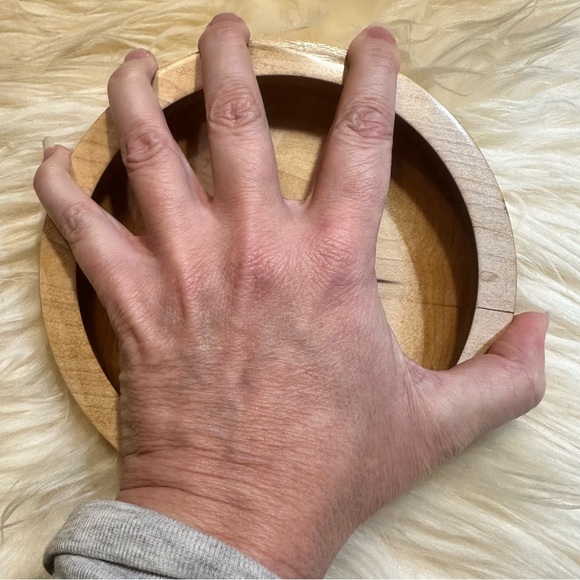 Handcrafted sugar maple shallow bowl - Picture 5 of 8